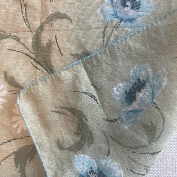 Handkerchief Green Cotton with Blue Flowers  Vintage  1950’s - Picture 4 of 4